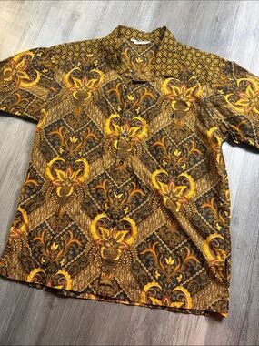 Men's Casual Short-Sleeve Button-Down Shirt — Brown & Gold Pattern